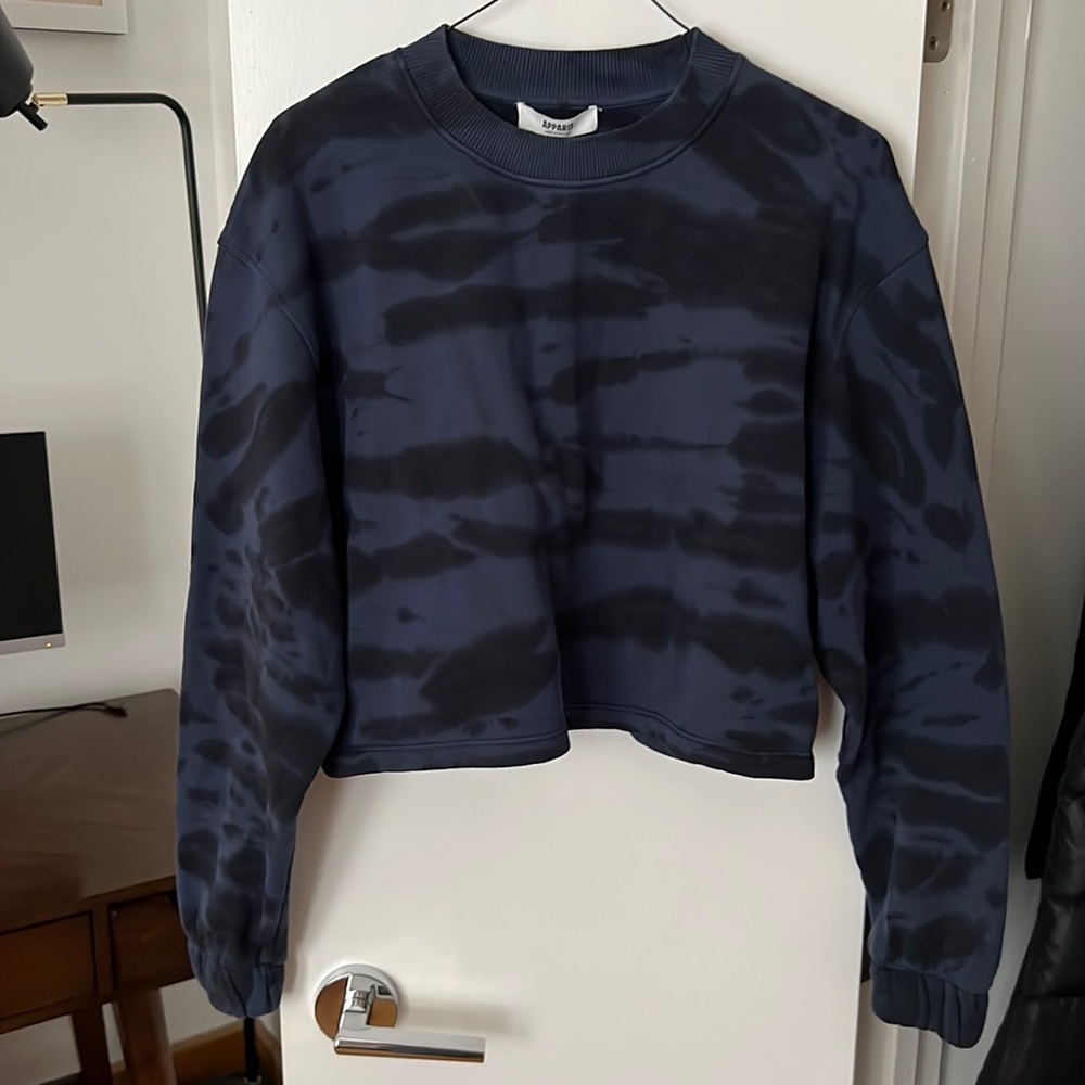 Apparis abstract animal cropped sweater. Workout